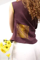 Top de algodón color bordó con escote asimétrico, manga corta con ribete amarillo y estampado en la espalda.
