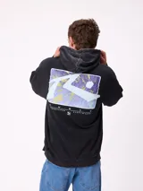 Canguro con capucha de color negro con efecto lavado, manga larga y bolsillo frontal. Presenta un estampado gráfico en la espalda con el logo de la marca y motivos abstractos en tonos violeta y amarillo.