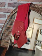 Faja ancha de cuero rojo con hebilla metálica color bronce.