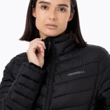 Campera puffer Merrell de color negro, con cierre frontal completo, cuello alto y diseño acolchado con costuras horizontales y diagonales. Cuenta con bolsillos laterales invisibles y logo de la marca estampado en el pecho.