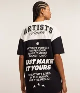 Remera oversized negra con mangas y cuello blanco, con estampado frontal que incluye la frase "Creative Club" en blanco, estrellas y otros gráficos en estilo vintage.