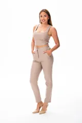 Top color beige, corto, con breteles anchos y escote cuadrado.