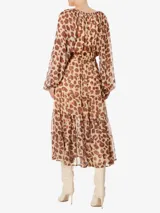 Vestido midi de viscosa con estampado animal, corte holgado, cuello mao con escote en V, mangas largas abullonadas con puños elásticos, fruncido en la espalda, forro, elástico y cordón del mismo tejido, aberturas delanteras y traseras con fruncido.