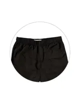 Short de playa o bermuda negra, de corte recto y largo medio, con cintura elástica y cordón de ajuste.