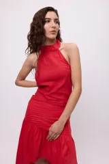Top rojo con cuello halter y detalle de tablas.