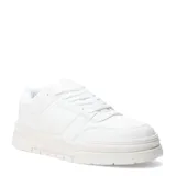 Championes urbanos de diseño minimalista en color beige, con suela de plataforma y detalles perforados en los laterales.