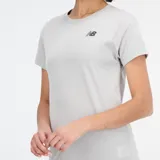 Remera gris de manga corta con logo de New Balance en el pecho.