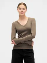 Remera de manga larga con cuello en V, confeccionada en tejido de algodón suave y elástico, con un ajuste al cuerpo.