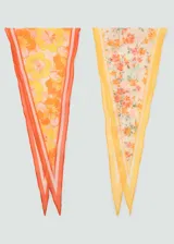 Pack de dos pañuelos triangulares de algodón con estampados florales en tonos cálidos, naranja y amarillo.