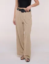 Pantalón wide leg blanco con finas rayas verticales oscuras, tiro alto, bolsillos laterales y pinzas frontales. Incluye un cinturón trenzado de rafia con hebilla rectangular.