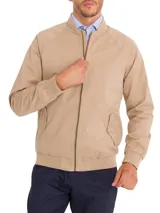 Campera bomber color beige de sarga de algodón orgánico con calce regular. Tiene cierre frontal, dos bolsillos delanteros con tapeta y snaps ocultos, dos bolsillos internos, puños, cuello y pretina de rib. El interior está forrado con franela.