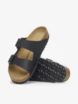Sandalias Birkenstock modelo Arizona, color negro, con doble tira ajustable y plantilla anatómica de corcho y látex.