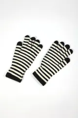 Par de guantes de punto con rayas horizontales blancas y negras.