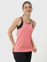 Musculosa deportiva de secado rápido, color coral, con cuello redondo y espalda estilo nadador.