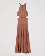 Vestido midi de punto color ladrillo con lurex, cuello halter con abertura en forma de lágrima y falda plisada con cortes en los laterales.