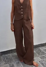 Pantalón de tiro medio-alto color blanco, de corte recto y relajado, con cintura elástica y confección en tela liviana de caída fluida.