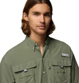 Camisa de manga corta Columbia, diseñada para actividades al aire libre y pesca. Presenta cuello abotonado, cierre frontal con botones, cuatro bolsillos frontales con solapa y ventilación en la espalda. Confeccionada en tejido técnico de secado rápido con protección solar.