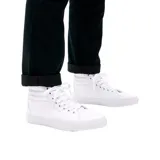 Championes de caña alta Vans modelo UA Sk8-Hi, color blanco total. Presentan el diseño clásico de la marca con costuras reforzadas, suela de goma vulcanizada y el icónico diseño de la banda lateral.