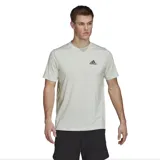 Remera deportiva Adidas de hombre color gris claro, con logo negro en el pecho y tecnología Aeroready.