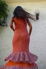 Vestido largo de crochet azul marino sin mangas, con cuello redondo y diseño ajustado que se ensancha en la parte inferior con un voluminoso volante texturizado.