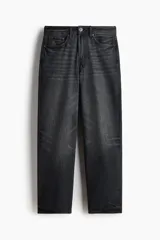 Pantalón jean de corte holgado estilo loose, color negro con efecto deslavado, tiro bajo, diseño de cinco bolsillos y pierna ancha redondeada.