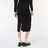 Falda midi de punto otomán en color negro, con corte recto y diseño minimalista.