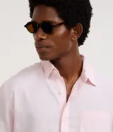 Camisa de manga corta confeccionada en mezcla de lino y algodón, con cuello inglés, cierre frontal de botones y bolsillo en el pecho. Presenta un corte comfort holgado y diseño liso.