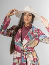 Tapado largo de mujer con estampado artístico abstracto en tonos rojizos, burdeos, azules y beige. Posee cuello solapa y calce recto.