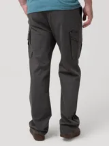 Pantalón cargo color gris oscuro, con corte recto, bolsillos laterales y bolsillos cargo con solapa. Confeccionado en una mezcla de algodón y spandex con tecnología Natural Flex.