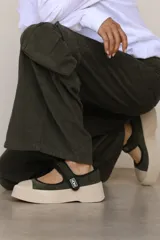 Guillerminas de cuero color verde oscuro con puntera y suela de goma color crema.