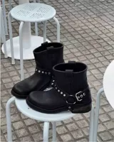 Botín de cuero vacuno negro de caña corta con hebilla y tachas plateadas.