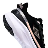 Championes de mujer Umbro Rokar en color negro con detalles en rosado y suela blanca. Diseño deportivo con capellada de malla transpirable y cordones tono sobre tono.