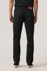 Jean de corte slim fit, color negro, con diseño clásico de cinco bolsillos, cierre de botón y cremallera, y tiro bajo.