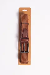 Cinto elástico trenzado color marrón con hebilla metálica plateada y detalles en cuero marrón.