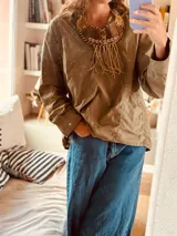 Collar corto de cuero color camel con cuentas de colores y flecos de cuero.