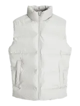 Chaleco puffer acolchado de color gris claro, con cuello alto y cierre frontal con cremallera. Cuenta con bolsillos laterales y diseño versátil sin mangas.
