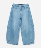 Pantalón de jean color celeste, modelo barrel, de tiro medio con trabillas para cinto, cierre frontal con botón y cremallera, bolsillos, recortes laterales y pinzas en las rodillas.