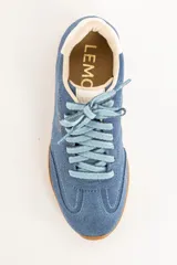 Zapatillas deportivas de gamuza color celeste con cordones celestes y suela marrón.