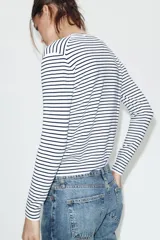 Chaqueta de punto de manga larga con cuello redondo y cierre frontal con botones, diseño a rayas horizontales.
