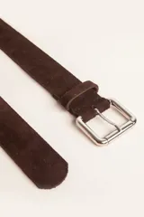 Cinto de gamuza color marrón con hebilla metálica plateada de diseño cuadrado.