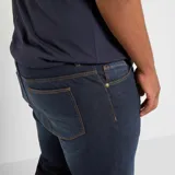 Pantalón de jean de corte recto, color azul oscuro, con bolsillos delanteros y traseros.