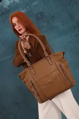 Cartera tipo tote de diseño estructurado en símil cuero, con doble asa rígida y correa regulable. Presenta múltiples bolsillos frontales con cierre y solapa, ofreciendo un estilo versátil y espacioso.