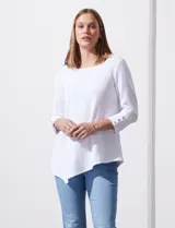 Blusa blanca de tejido acanalado, marca Ruby Rd, con mangas 3/4 con abertura y botones, y terminación de ruedo asimétrico.