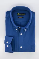 Camisa azul de jersey de algodón con cuello button down, manga larga y bolsillo en el pecho. Corte clásico.