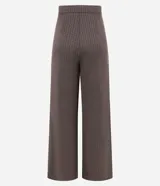 Pantalón wide leg de sastrería color gris con estampado de raya de tiza, tiro alto con cintura fija, pliegues delanteros y cierre frontal con botón y cremallera.