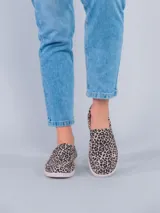 Zapato tipo slip on Hush Puppies con capellada de tela estampada en animal print de leopardo, suela de EVA flexible y liviana con tecnología ZeroG.