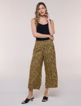 Pantalón crop fluido con estampado animal print, tiro alto y pretina elástica en la parte posterior. Cuenta con bolsillos laterales y perneras amplias y rectas.