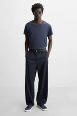 Zapatilla de cordones color beige, con parte superior lisa, horma redonda, forro interior a contraste y suela con ligera textura.