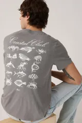Remera gris de manga corta marca Levi's, con cuello redondo y pequeño logo bordado en el pecho.