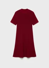 Vestido corto de punto fino color bordó, con cuello perkins, manga corta y silueta evasé.